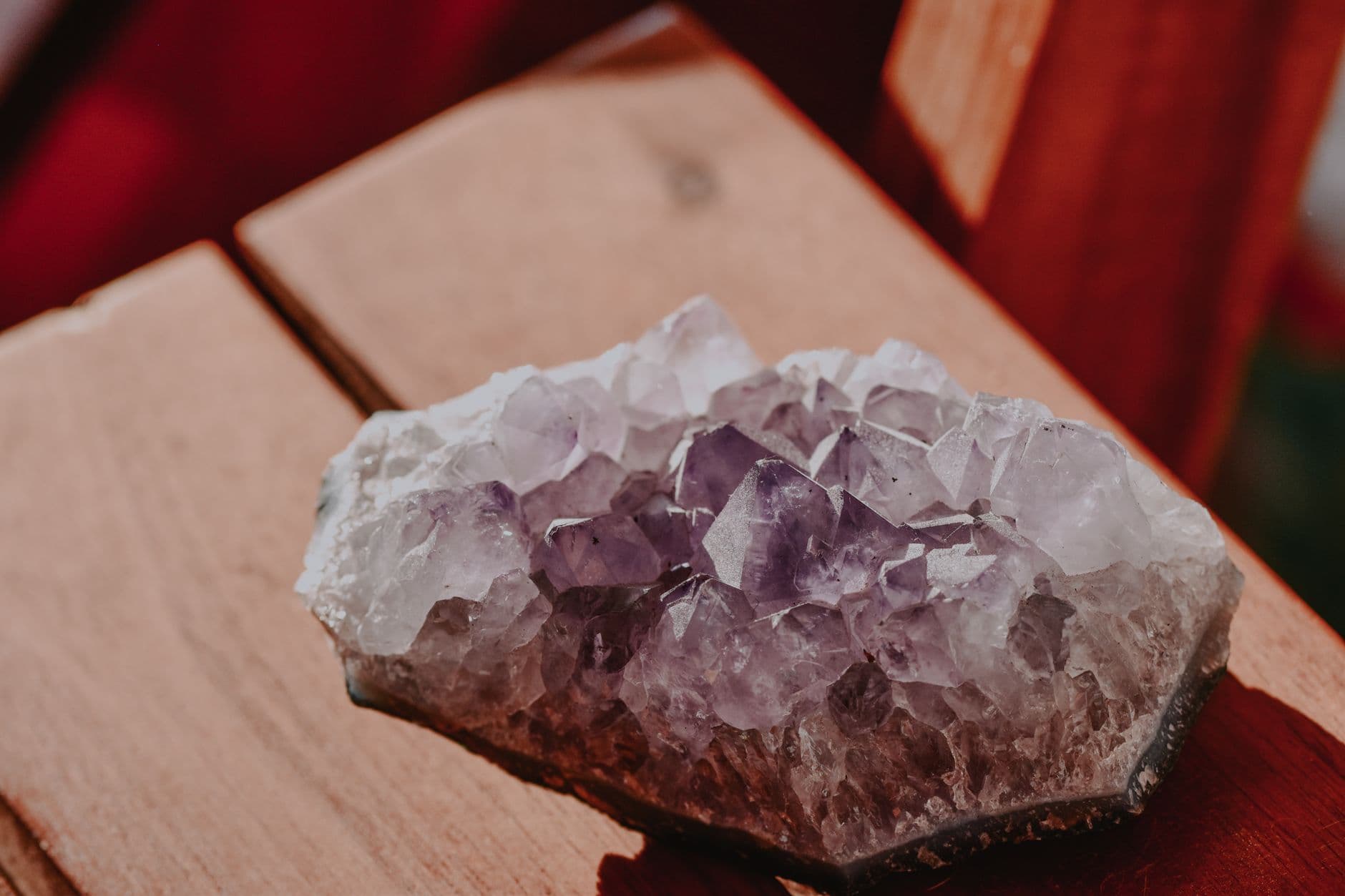 Améthyste violette brute posée sur une surface en bois clair