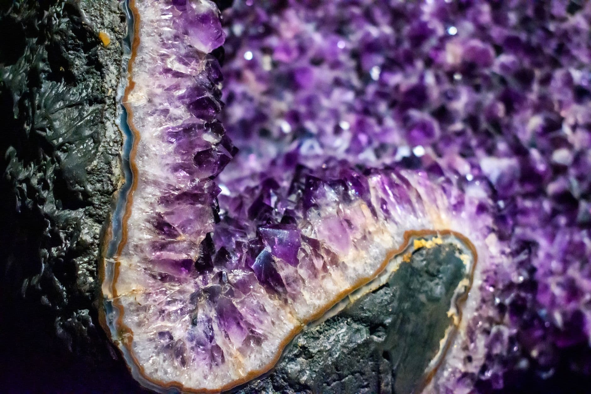 Géode d'améthyste ouverte révélant ses cristaux violets